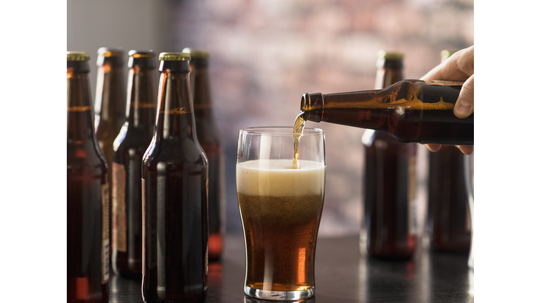 USA, New Jersey, Hand pouring beer