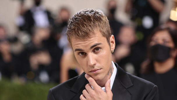 Justin Bieber Fans Worried After He Posts Photo Smoking Bong
