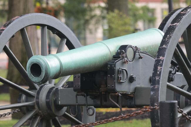 War memorial with a historical artillery cannon