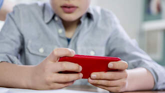 Survey Shows Success of New York School Smartphone Ban