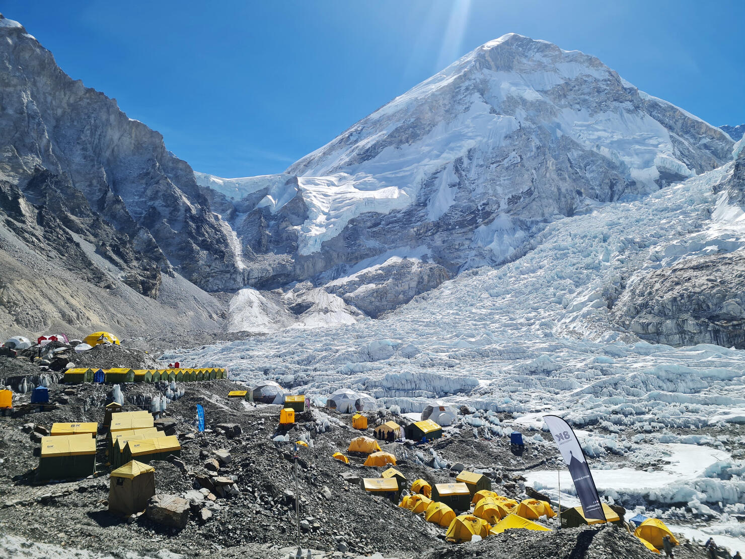 TOPSHOT-NEPAL-EVEREST-MOUNTAINEERING-AVALANCHE