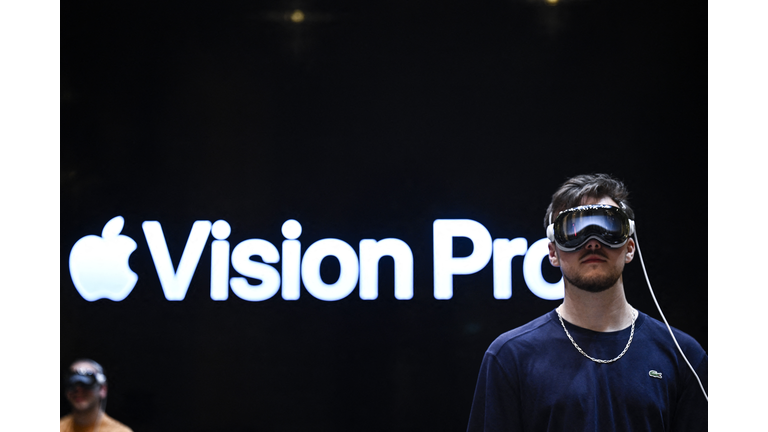 FRANCE-TECHNOLOGY-APPLE-VISION PRO