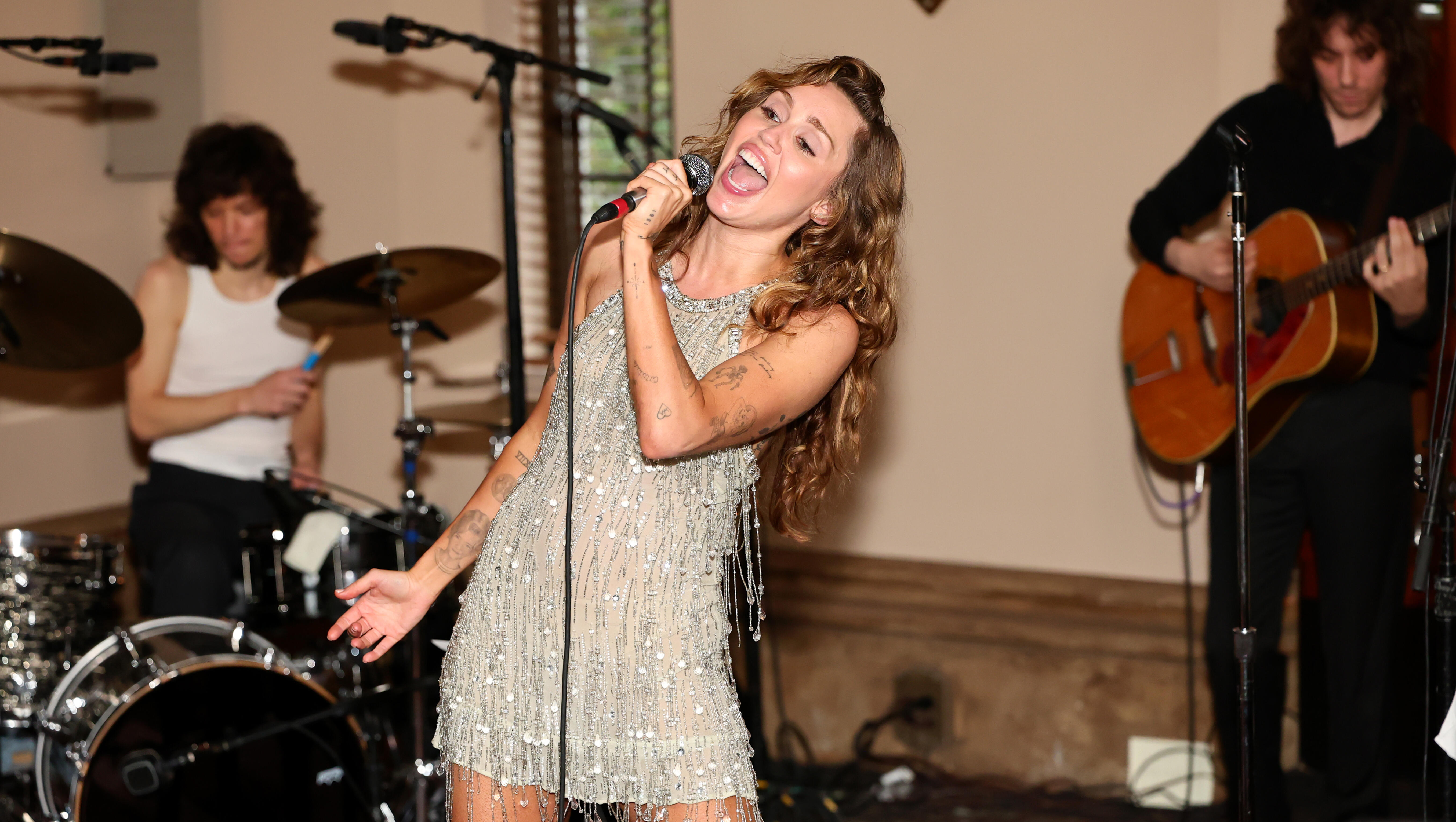 Miley Cyrus Drops Music Video For "Easy Lover" 