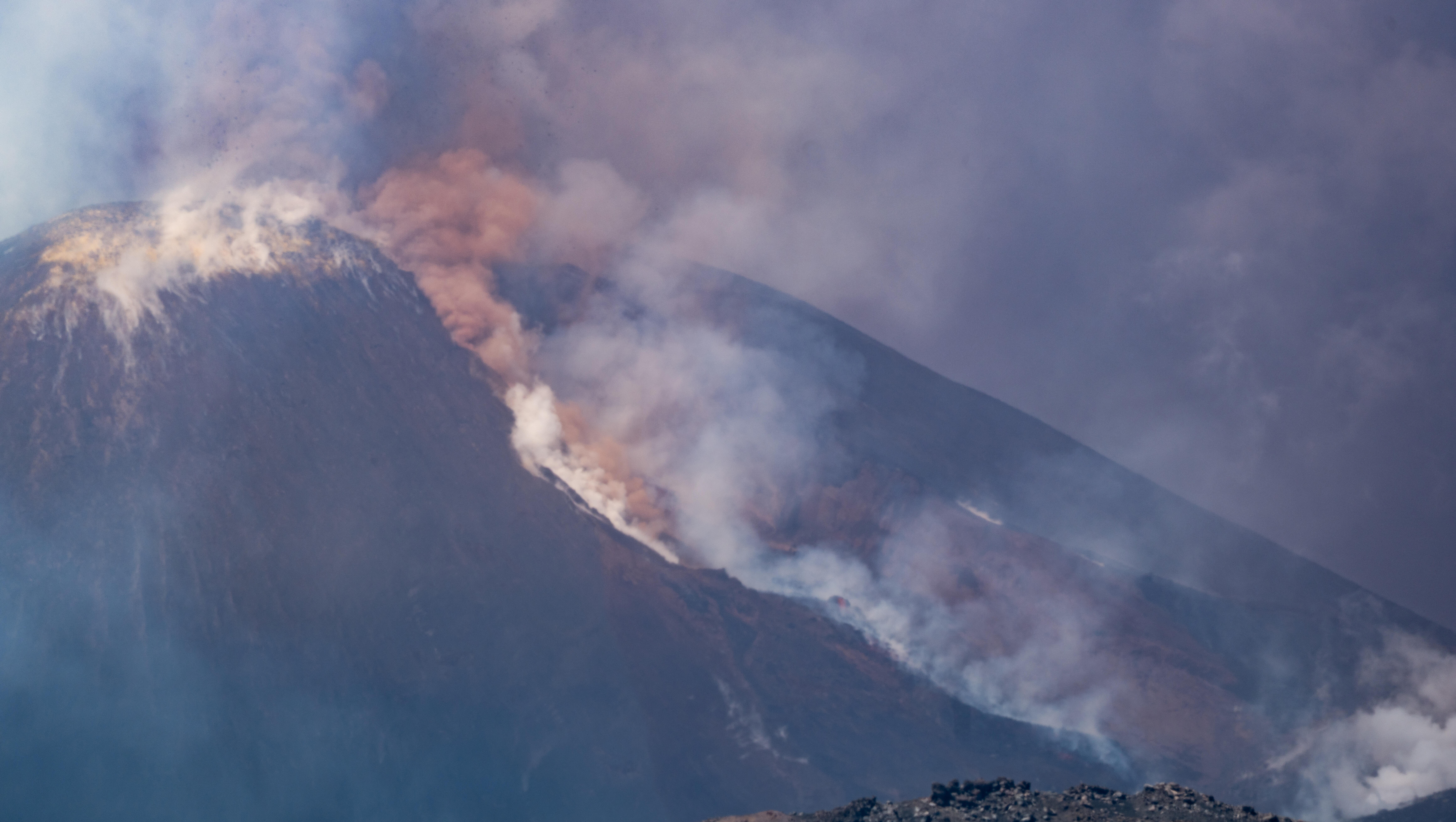 Volcano Eruption in Italy Sends People Running!