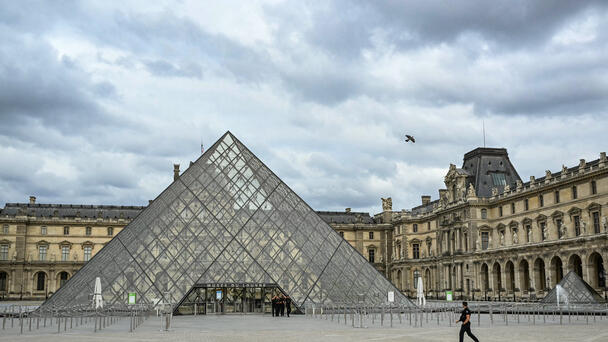 Visitors Left Stunned After Spontaneous Strike Shuts Down Louvre Museum