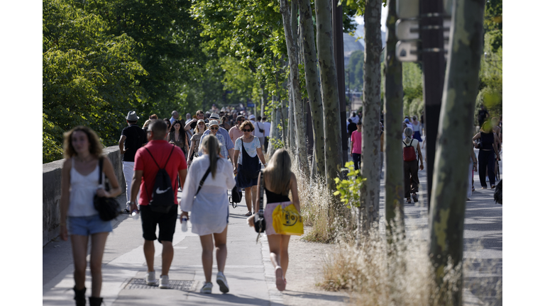 FRANCE-PARIS-HEAT-CLIMATE-FEATURES
