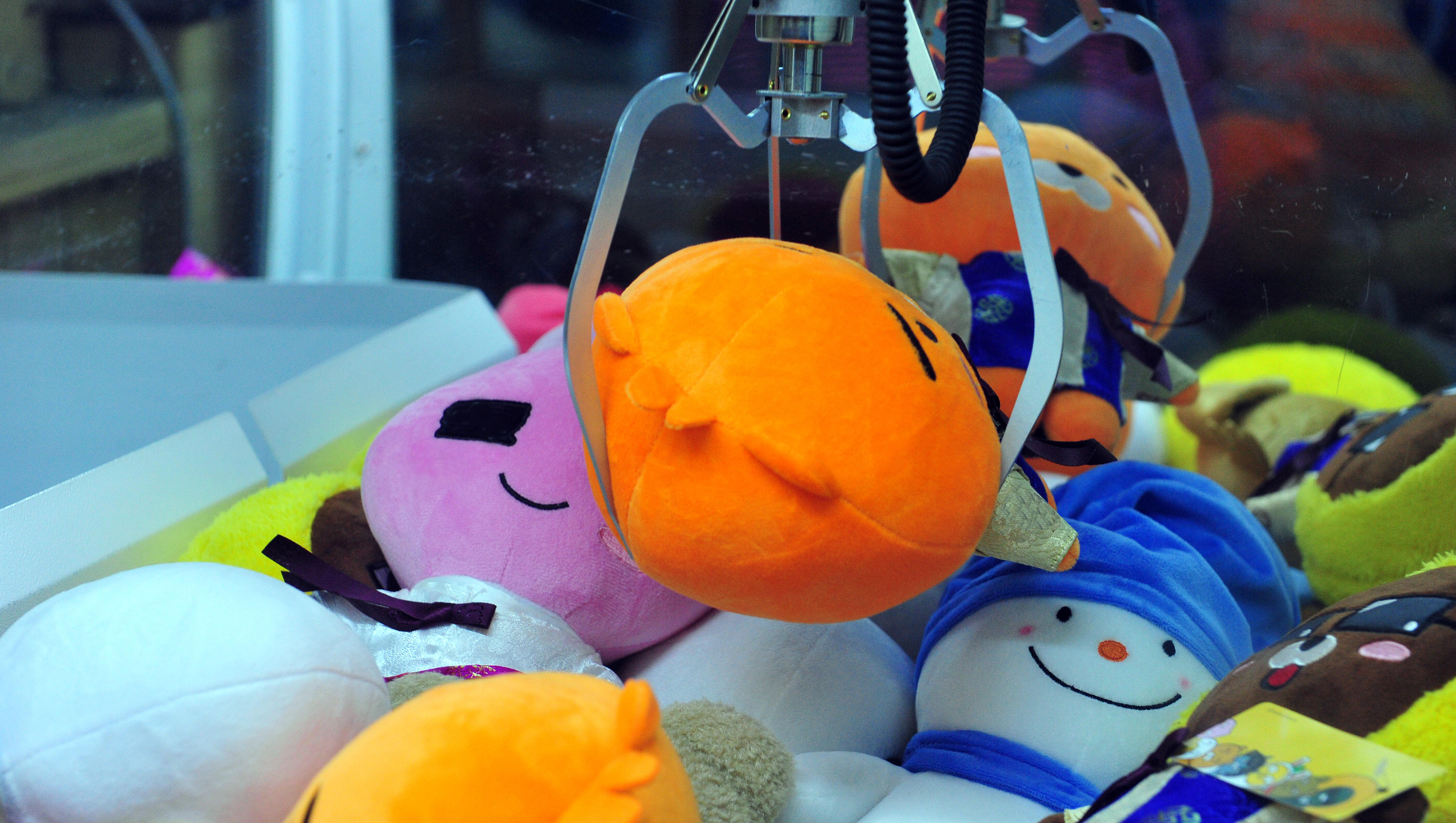 Video Captures Small Child Climbing Into Claw Machine And Getting Stuck