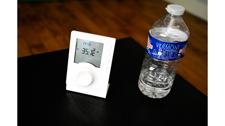 FRANCE-HEATWAVE-THERMOMETER-TEMPERATURE-APARTMENT-LYON