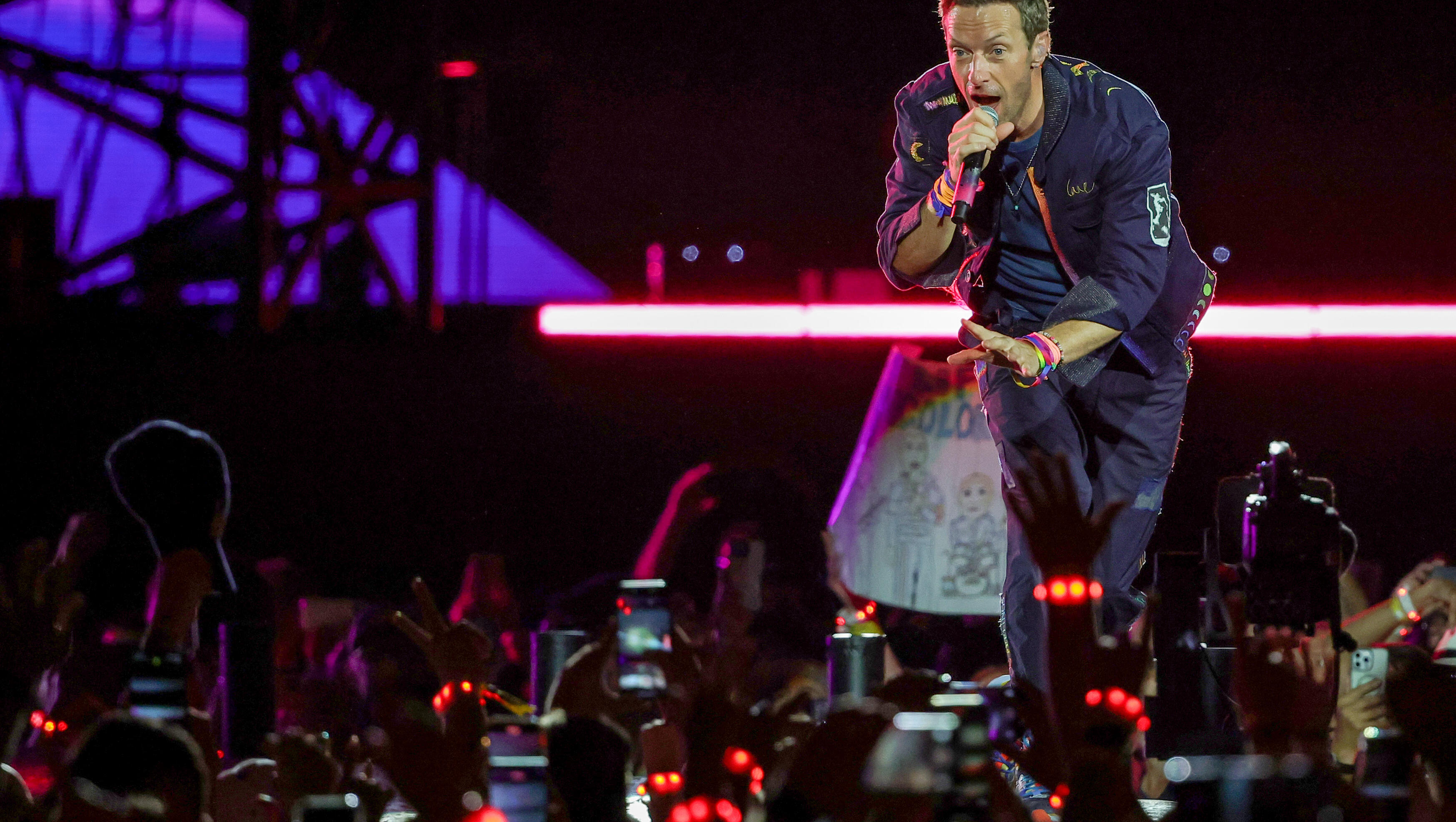 Tech CEO Caught On Coldplay Kiss Cam With HR Boss Resigns