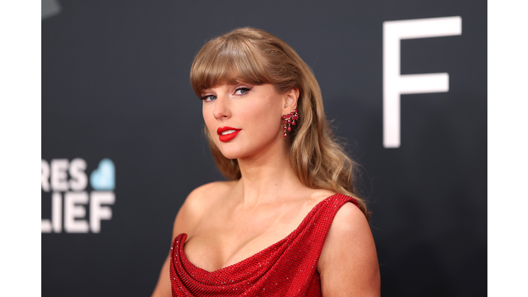 New Book About Taylor Swift Does A Deep Dive Into Her Artistry | 98.1 KDD