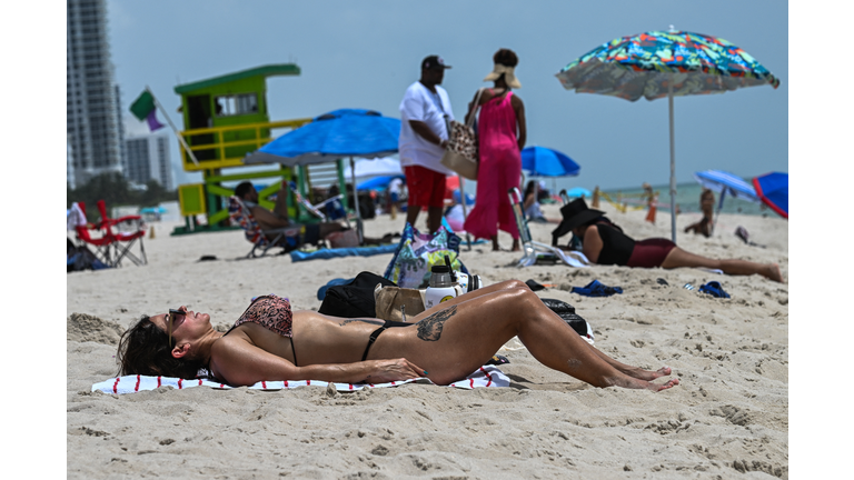 US-CLIMATE-WEATHER-HEAT-HEATWAVE-BEACH