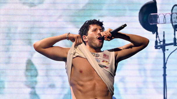 ¿Sebastián Yatra se desnuda durante concierto en España?