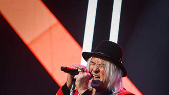 Joe Elliott Tries To Flip A Cup... and tries... and tries