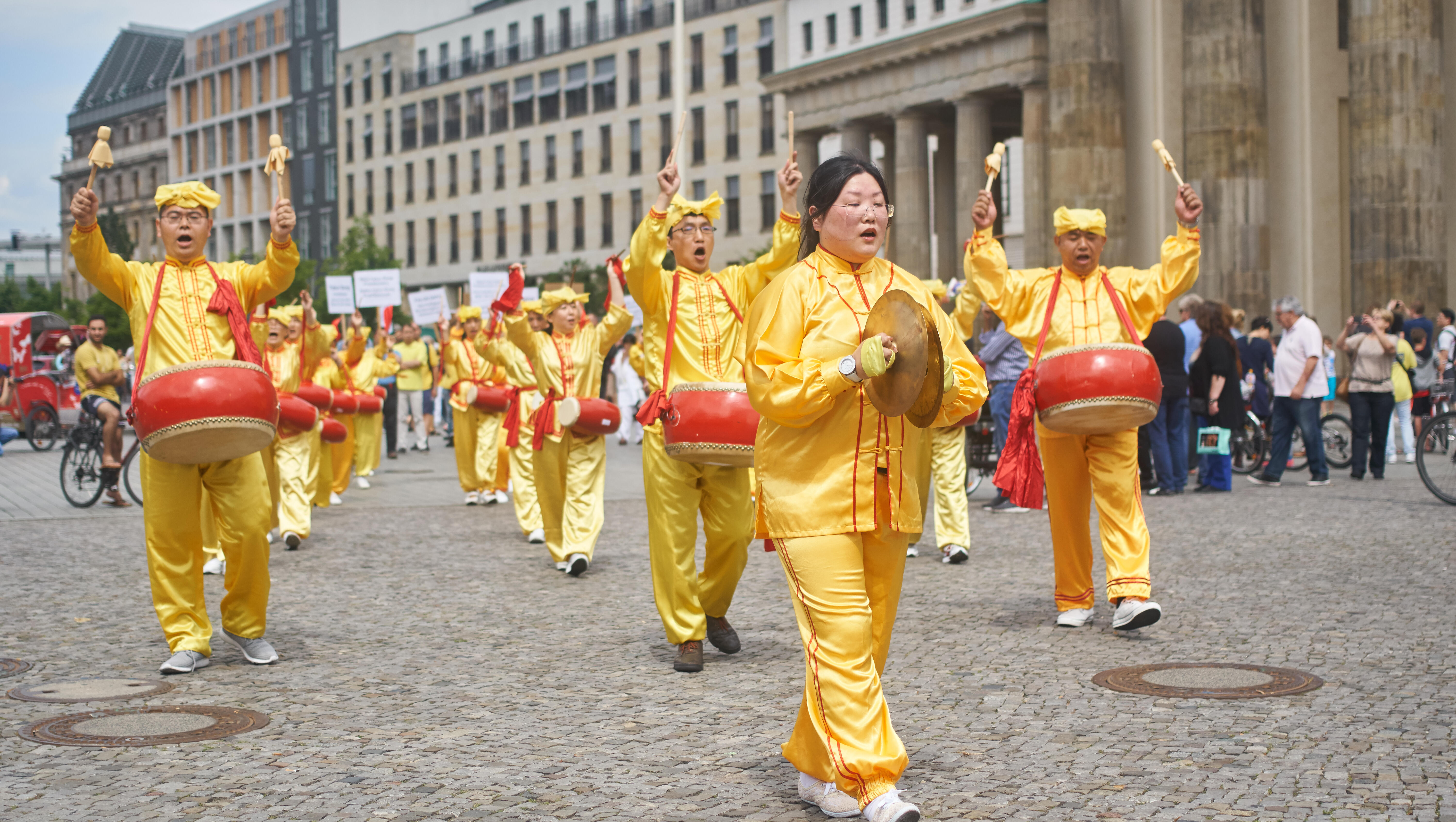 War on Raw Milk / Persecution of Falun Gong