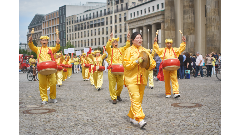 War on Raw Milk / Persecution of Falun Gong