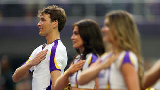 Minnesota Vikings rally behind 2 male cheerleaders after online backlash