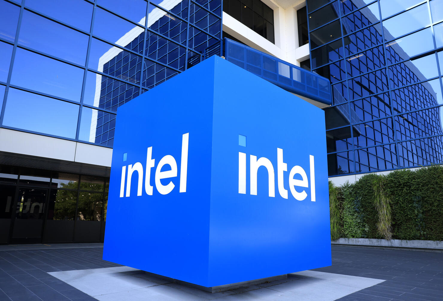 Intel Lays Off 4000 Workers In Several States