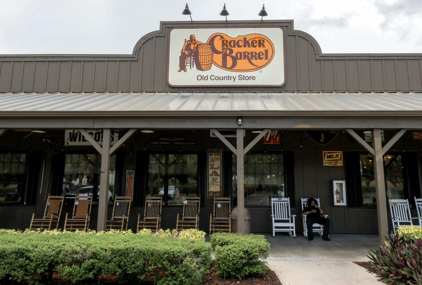 Cracker Barrel Redesigns Its Logo