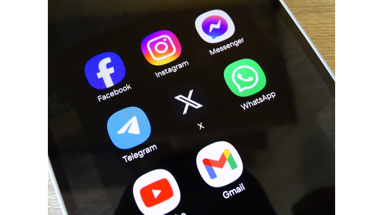Social media icon apps on a smartphone screen: Facebook, Instagram, Messenger, Telegram, X, WhatsApp, Youtube, Gmail