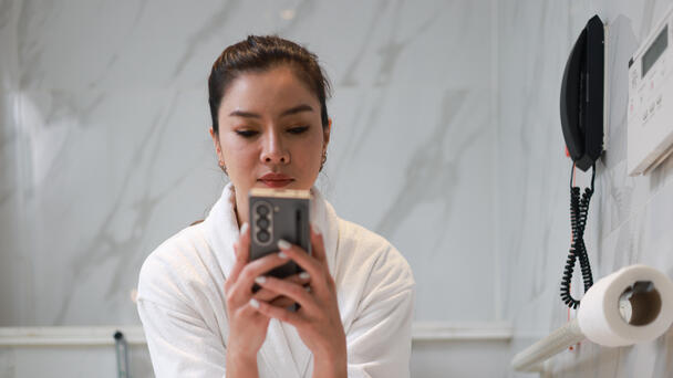 Using Your Smartphone While On The Toilet Can Cause Serious Medical Issue
