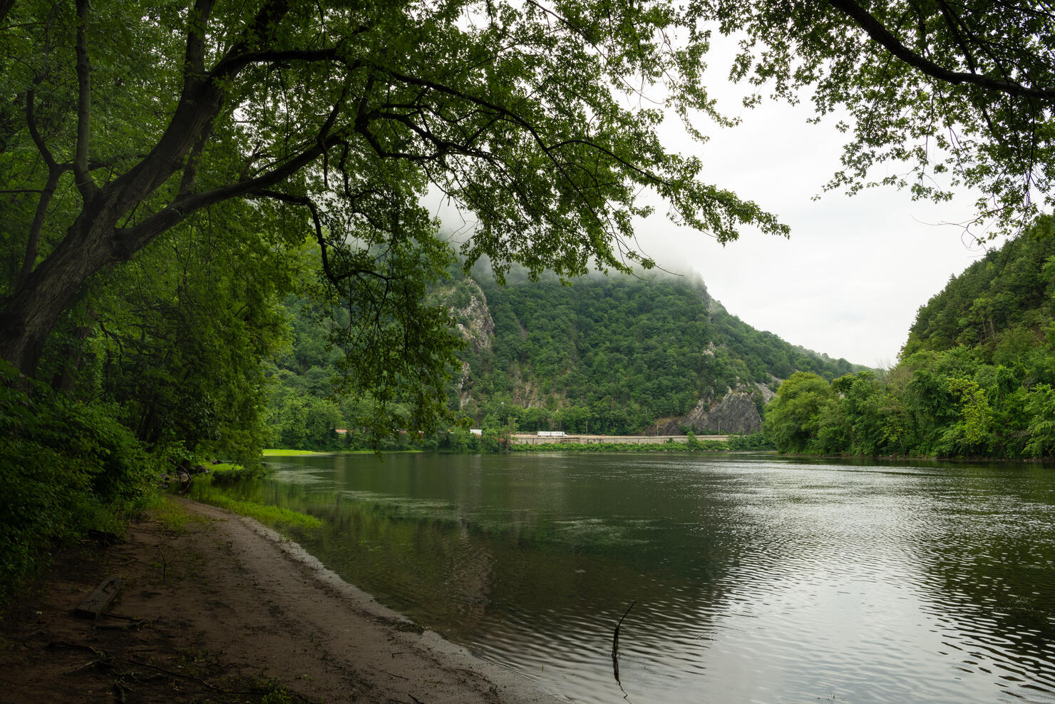 Moody morning at Mt. Tammany and Minsi at Delaware Water Gap