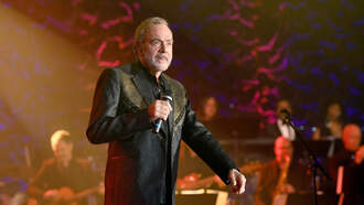 Hugh Jackman & Kate Hudson Form A Neil Diamond Tribute Band