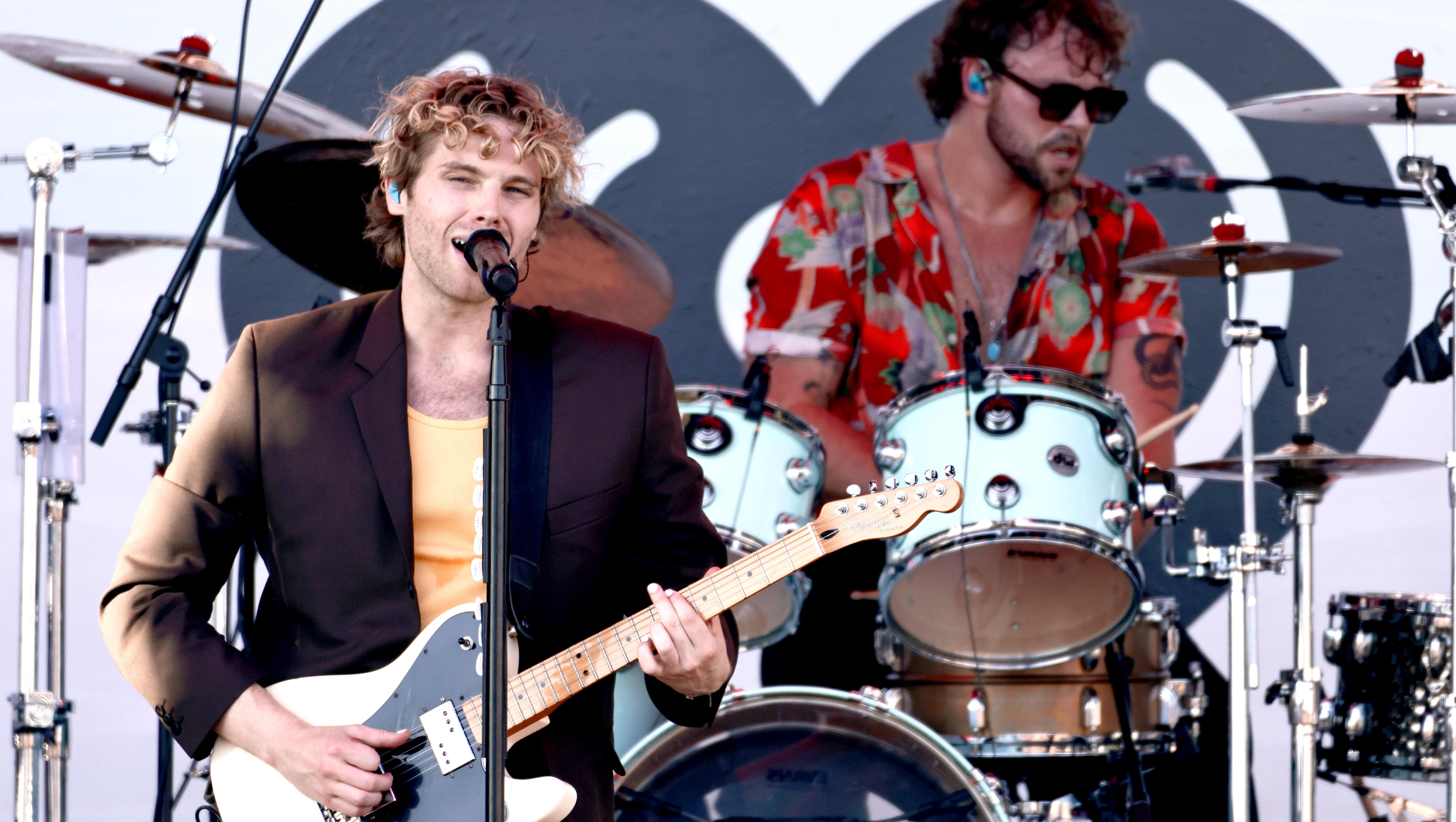 5SOS Debuts New Song In Pop-Up Performance 