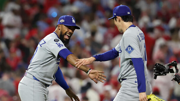 Hernandez's 3-Run Homer Gives Dodgers Win in Division Series Opener