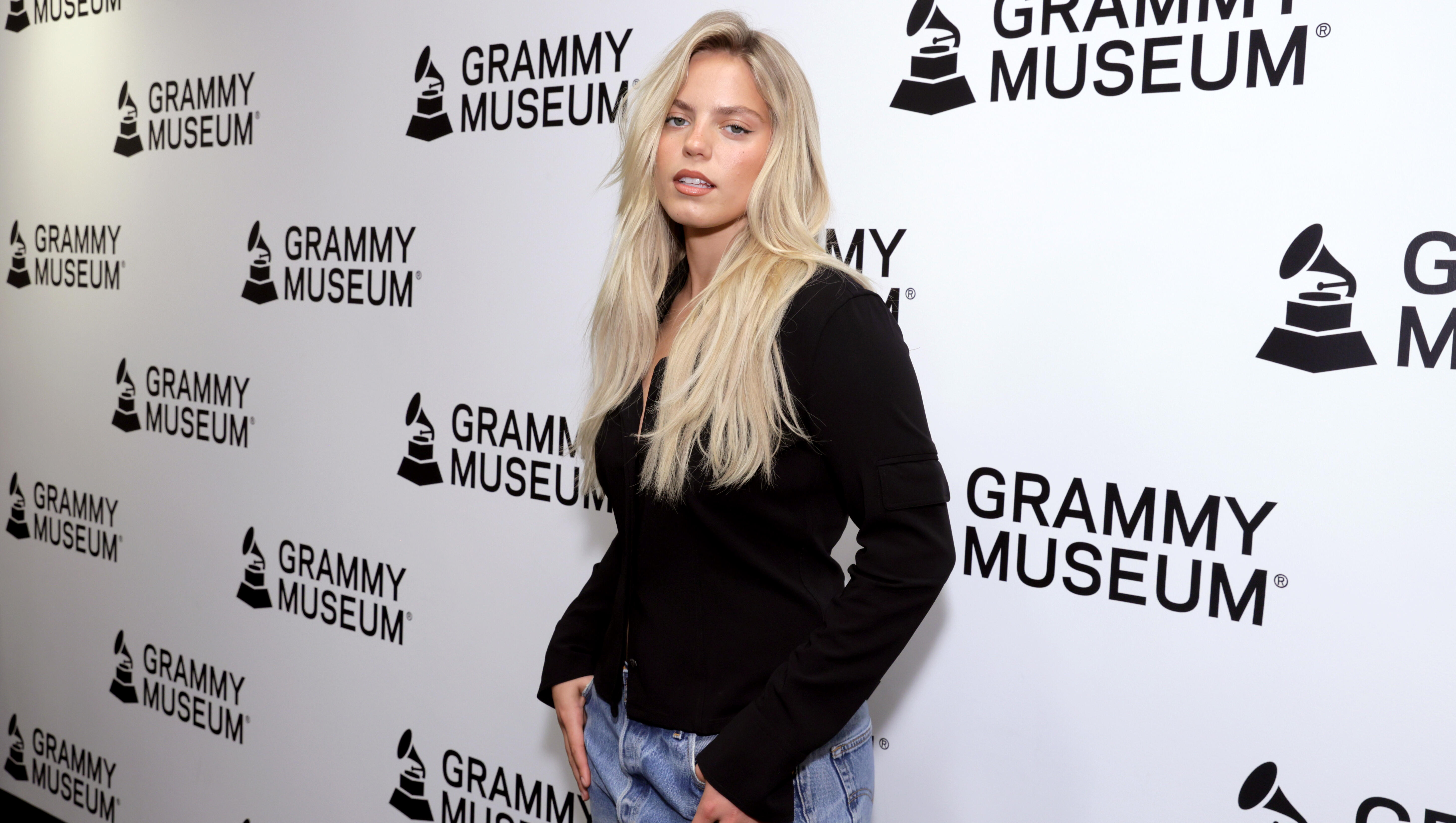 Reneé Rapp Broke Into A Fan's Dorm Room