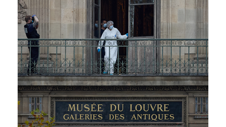 Louvre Closes After Jewellery Heist