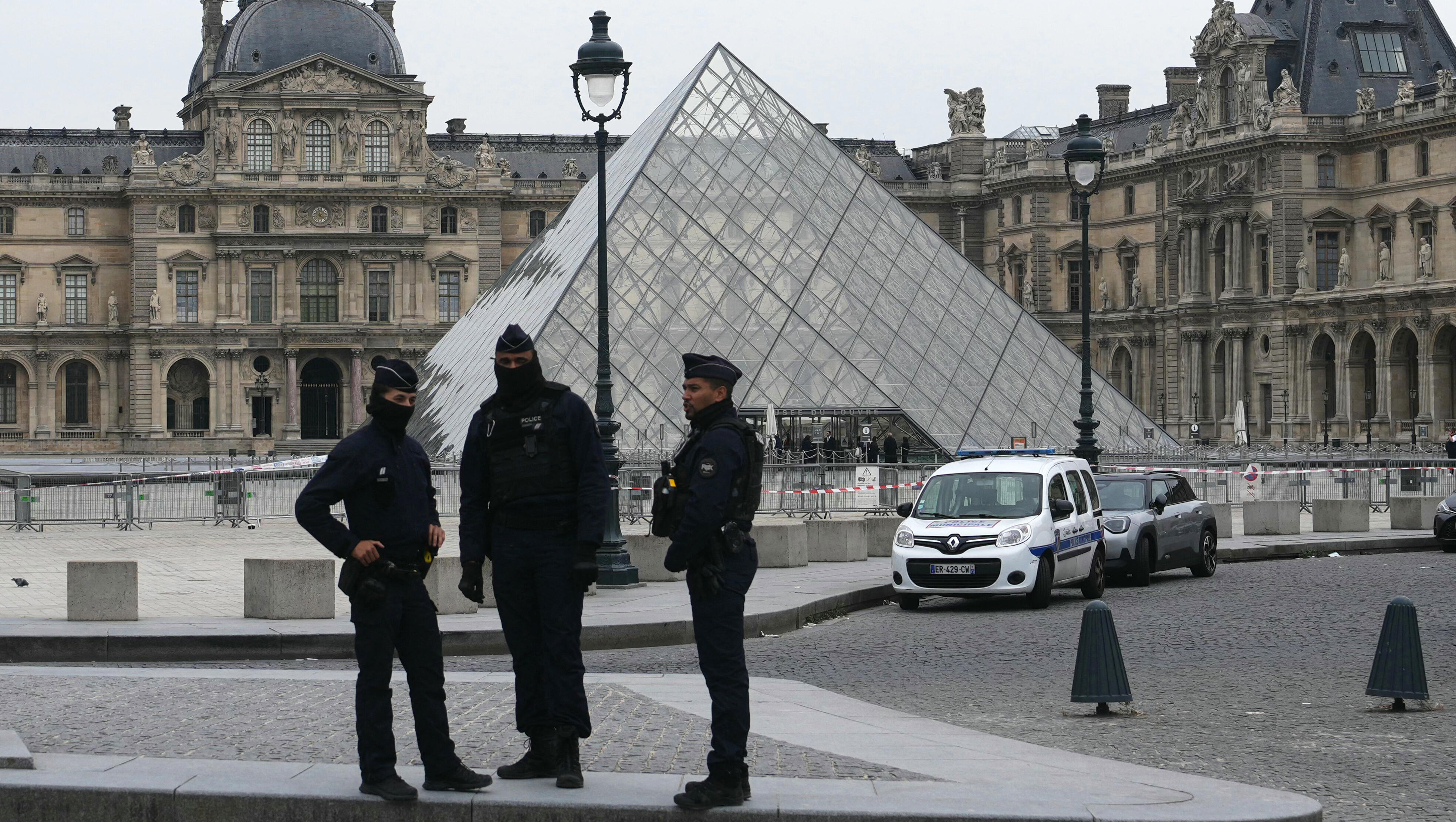 Thieves Used Chainsaws On The Louvre