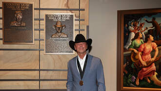 PEYTON MANNING: Congratulates Kenny Chesney on Hall of Fame Induction