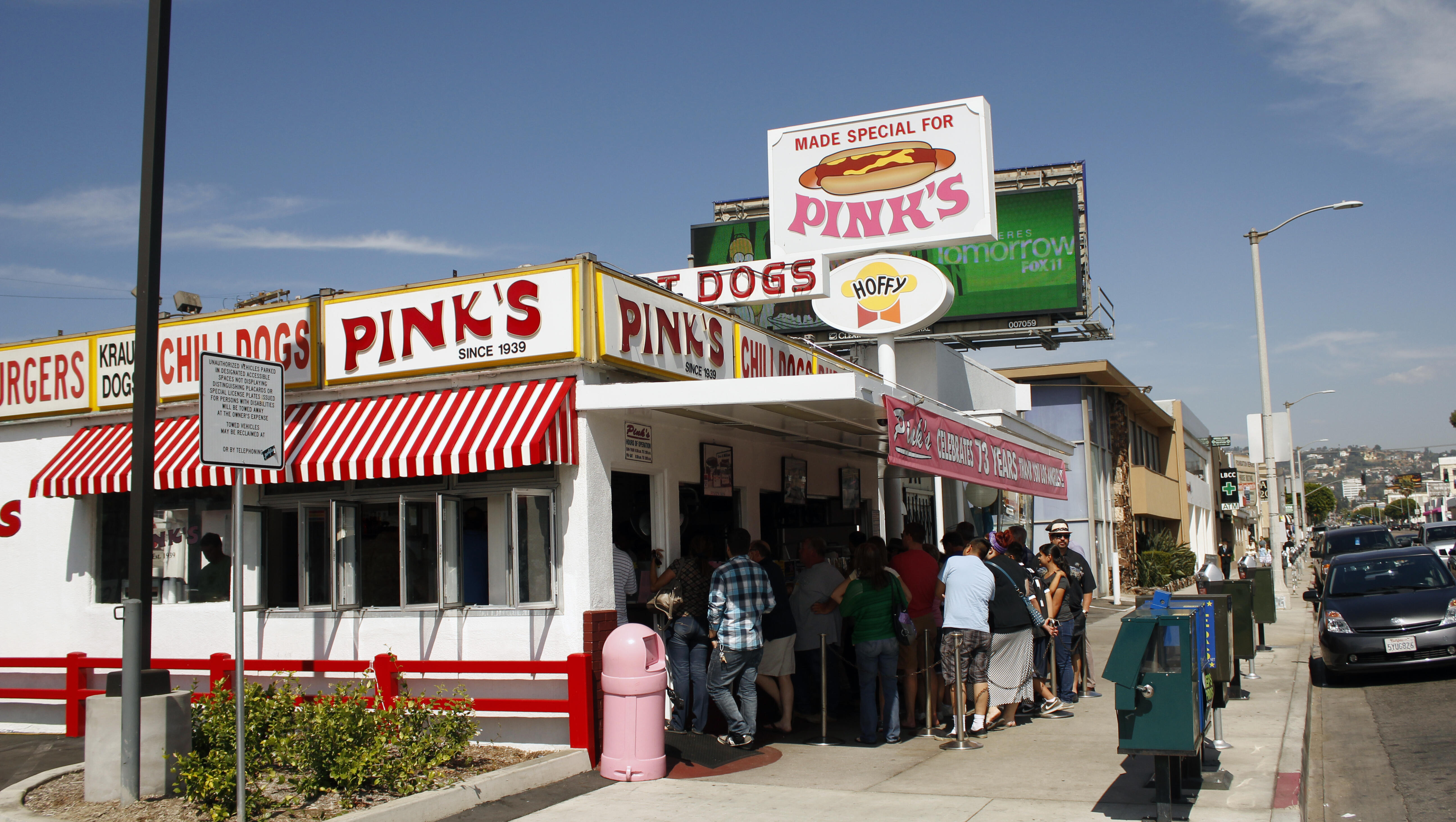 Pink’s Is Now Dodger Blue! Check Out The “Blues Dog” Deal For $8.22  
