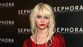 PRETTY RECKLESS: Momsen Revisits Her Christmas Past