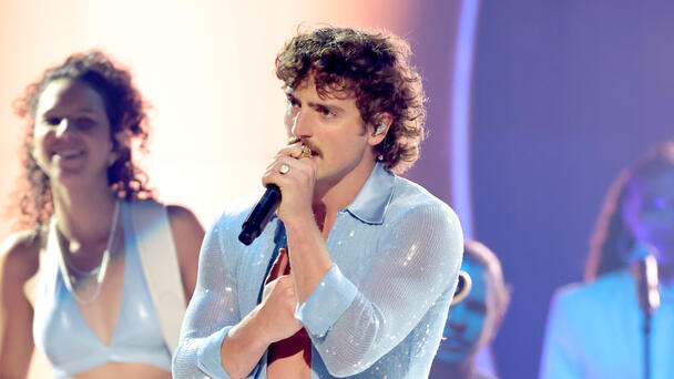 Internet Explodes Over Shirtless Benson Boone Photo