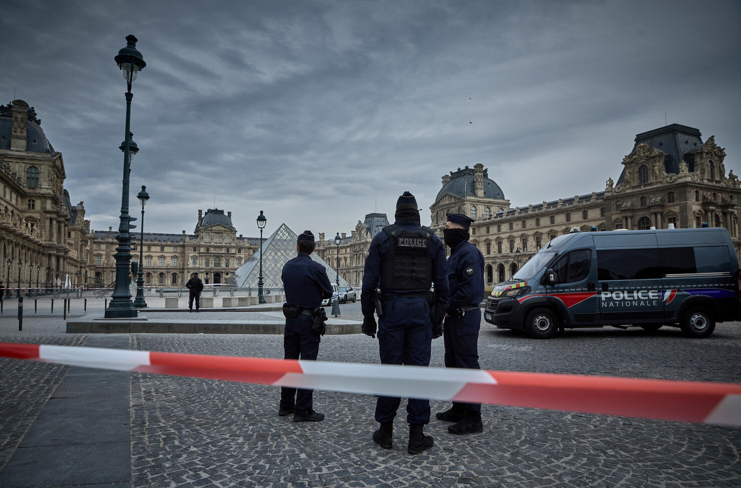 Louvre Closes After Jewellery Heist