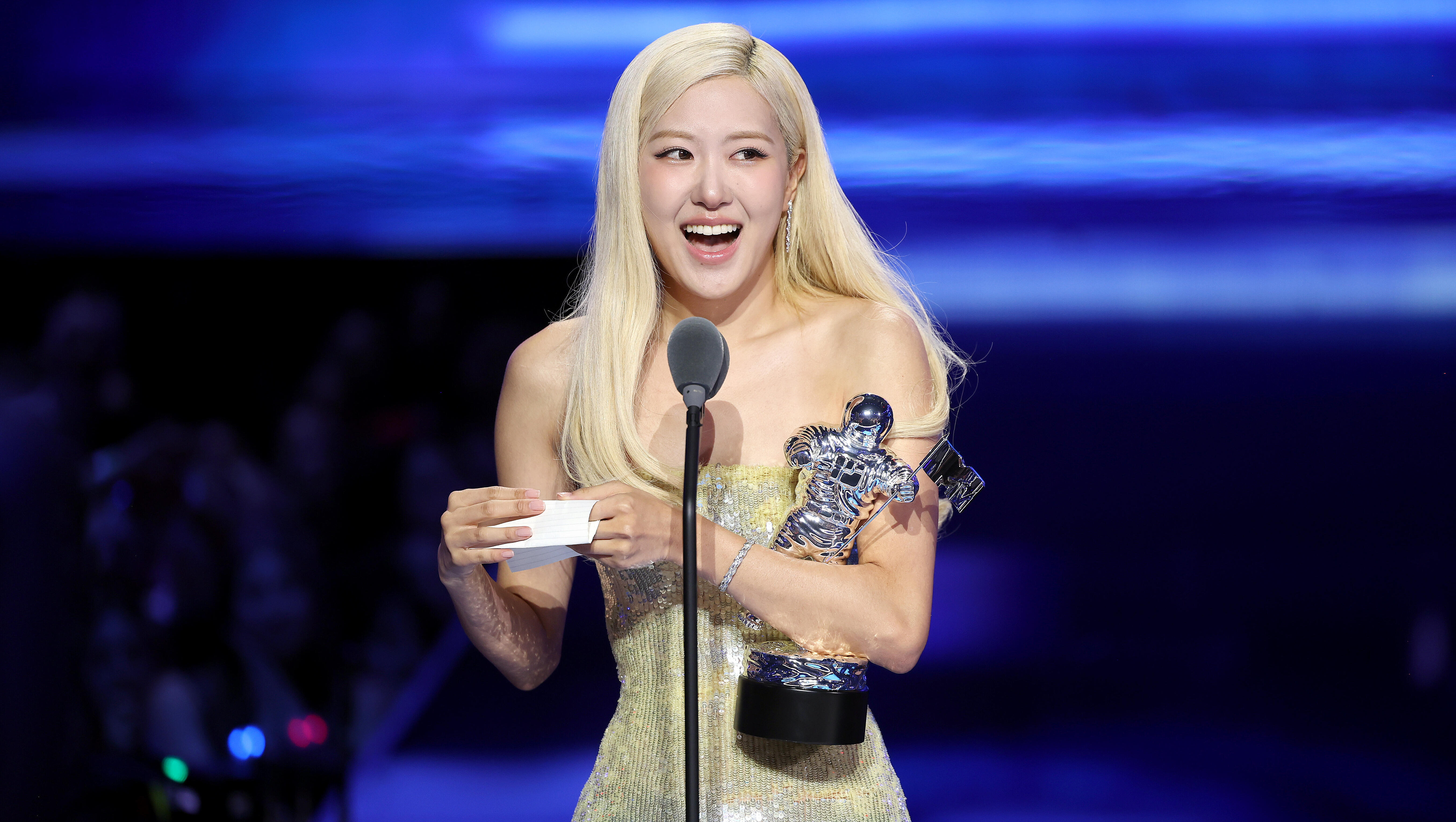 ROSÉ Performs A Fan Favorite For The First Time