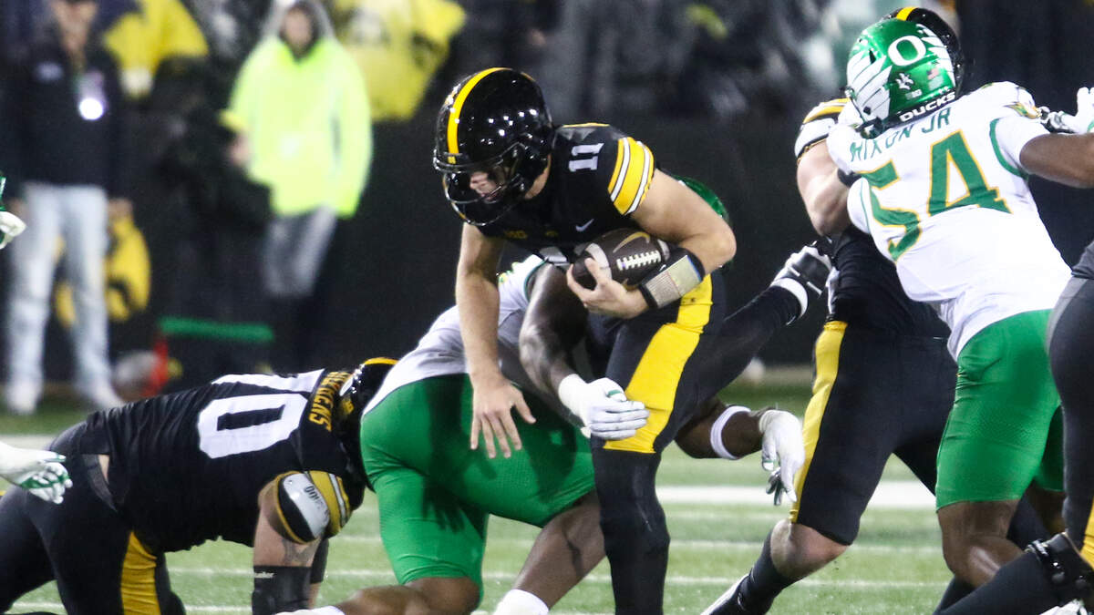 Iowa Hawkeyes Narrowly Defeated by Oregon Ducks
