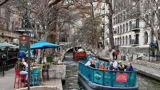 Big 95 Morning Show with Dewayne Wells - Texas is #1 for Thanksgiving