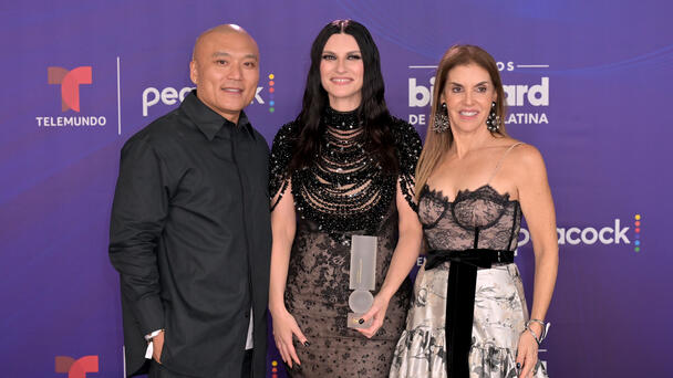 Laura Pausini recibe el premio Ícono Global en el Vaticano