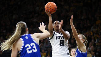 Hawkeyes Women Beat Drake