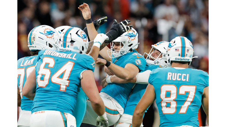 TOPSHOT-FBN-AMFOOT-ESP-NFL-DOLPHINS-COMMANDERS