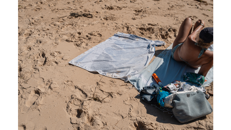 FRANCE-BEACH-VACATIONS-BATH-TOWEL