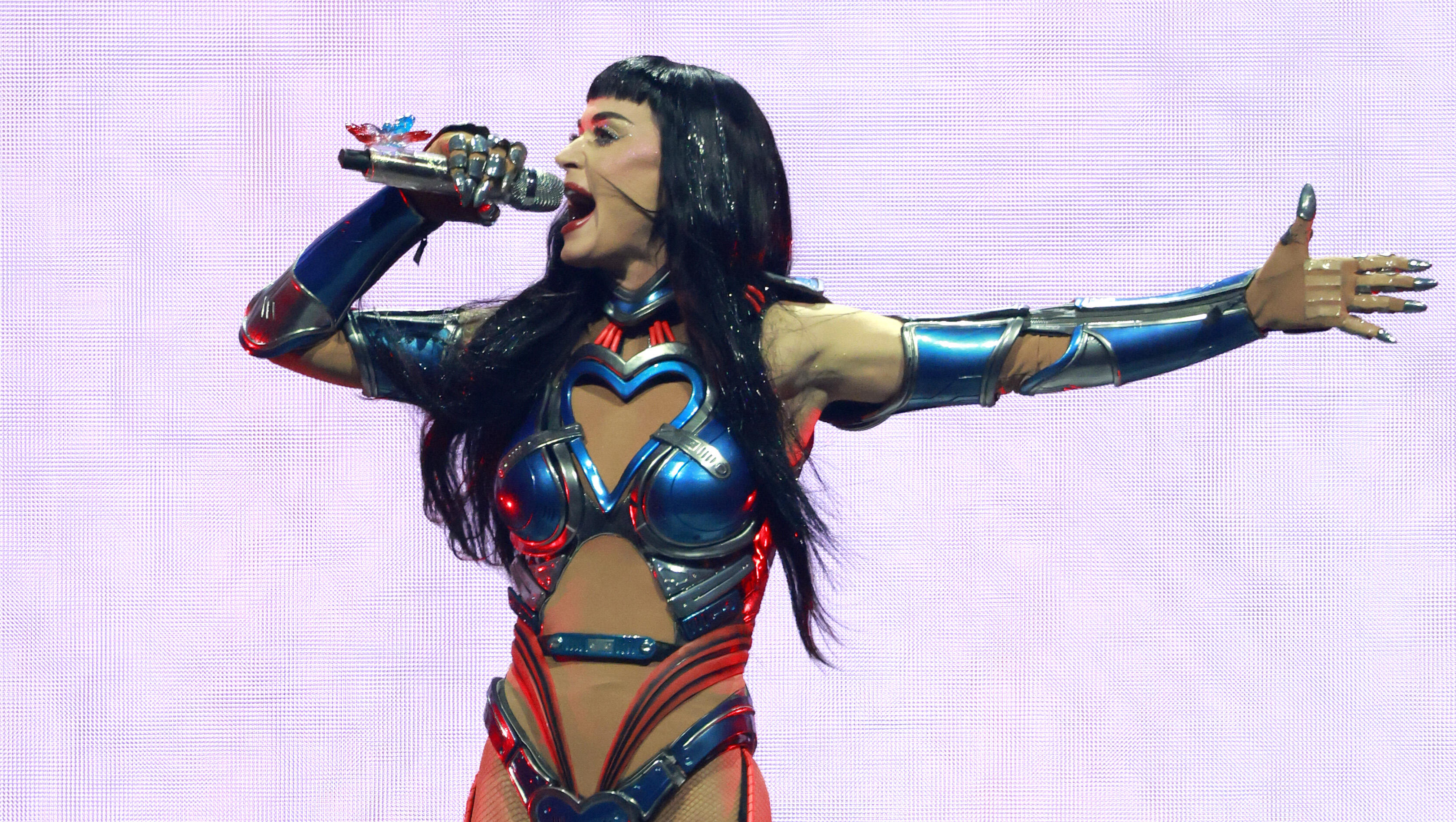 Katy Perry Shows Behind The Scenes Of Music Video Stunt 