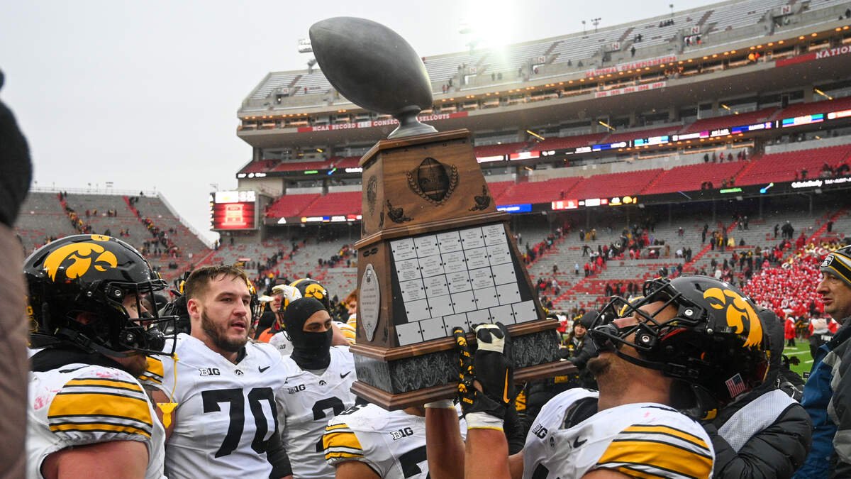 Iowa Hawkeyes Dominate Nebraska Cornhuskers 40-16