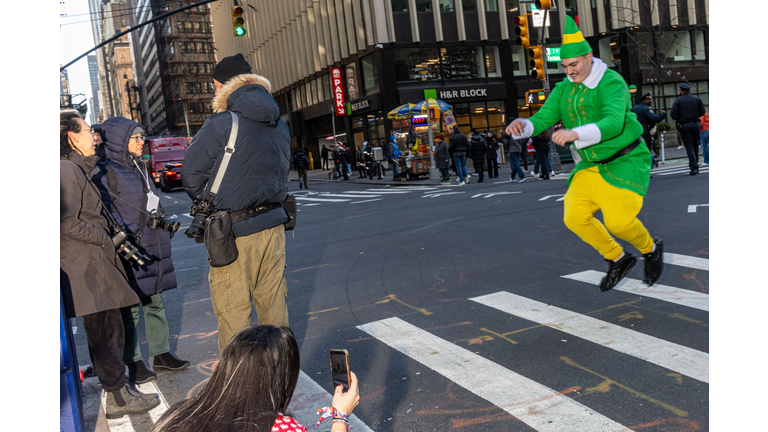 New York City's Infamous Santacon Bar Crawl Takes Over Parts Of Manhattan