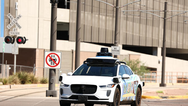 Driverless Cab Drives Past Police Standoff While Suspect Is On The Ground