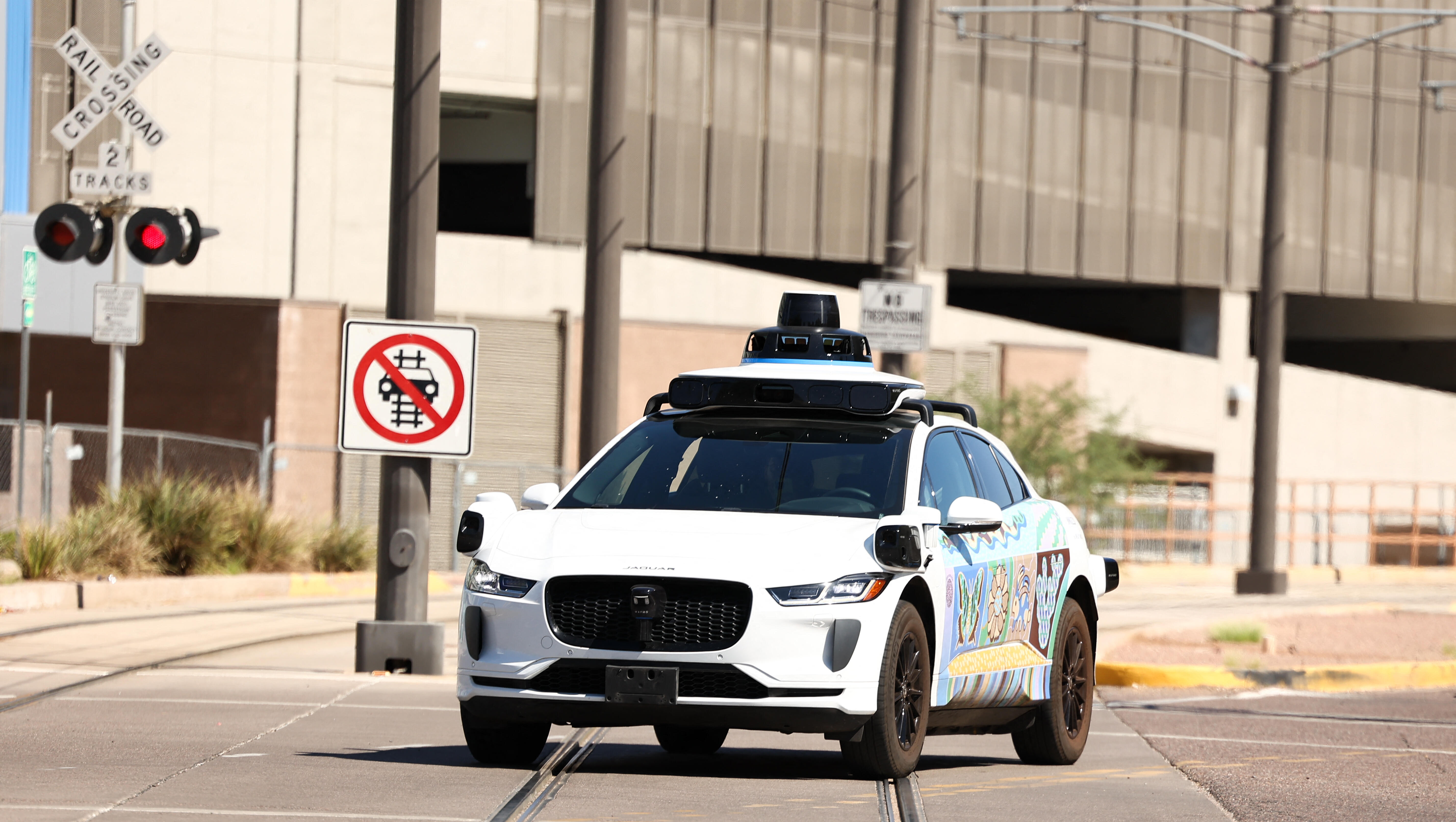 Driverless Cab Drives Past Police Standoff While Suspect Is On The Ground