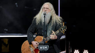 Riley Green pranks Jamey Johnson on tour