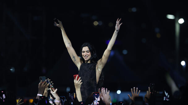 Dua Lipa interpreta "Bésame mucho" y México enloquece 